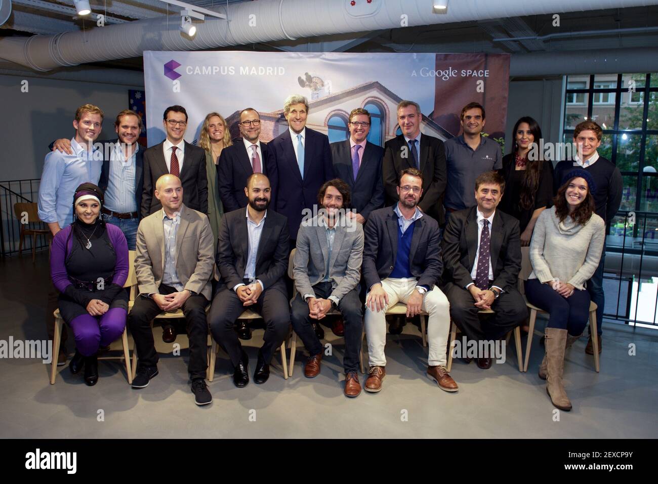 Le secrétaire d’État américain John Kerry, flanqué de représentants de Google et de l’ambassadeur des États-Unis en Espagne et en Andorre James Costos, pose avec un groupe de jeunes entrepreneurs après avoir visité le campus de Google à‚ â€â€œ un lieu de rassemblement pour ceux qui veulent partager des idées et lancer des start-up Ã‚ â€œin Madrid, Espagne, Le 19 octobre 2015. (Photo par département d'État) *** Veuillez utiliser le crédit du champ de crédit *** Banque D'Images