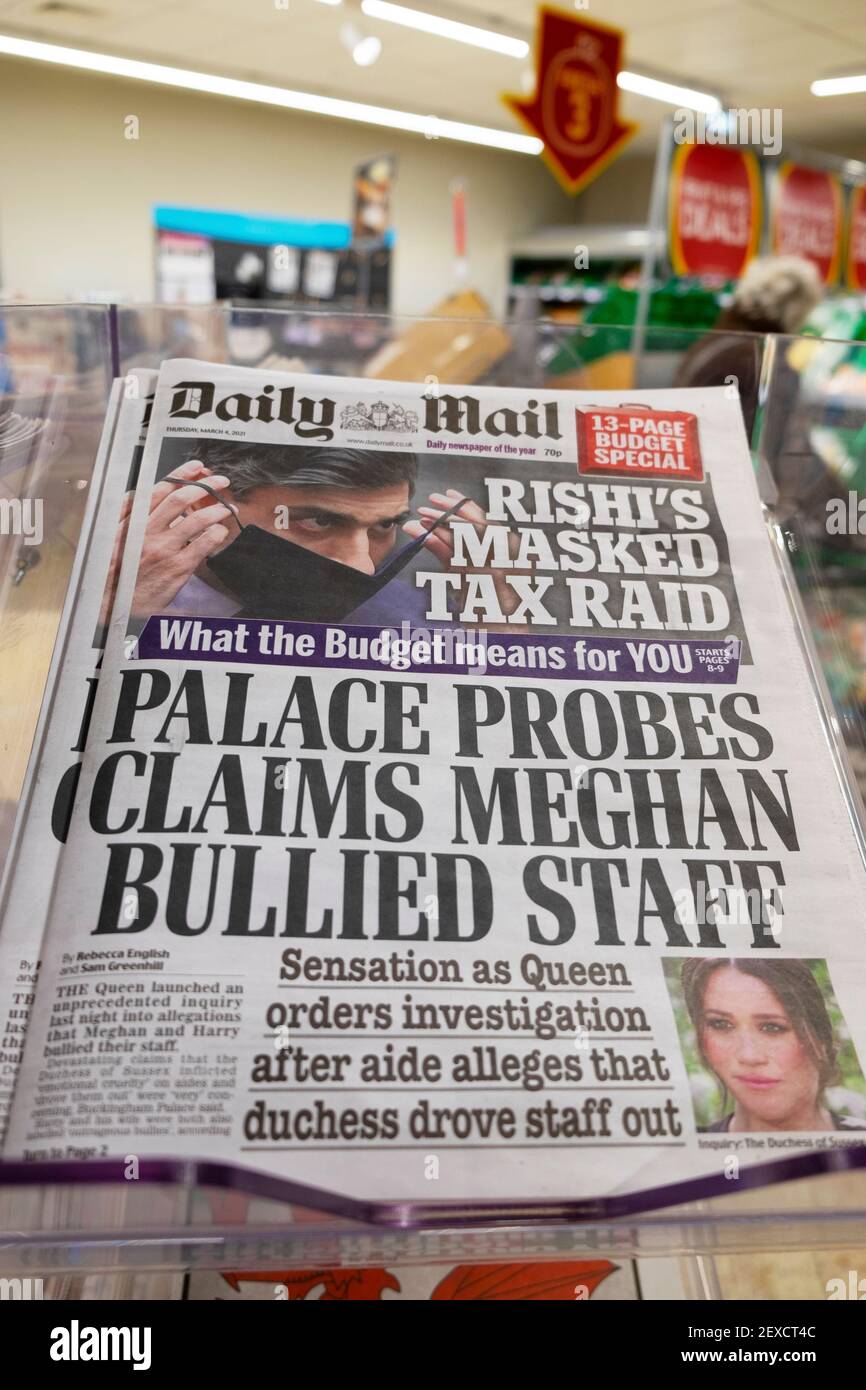 Rishi Sunak 2021 Budget 'RAID fiscal masqué de Rishi' 'Palace Probes La première page du Daily Mail du personnel de Meghan prétend avoir fait l'objet d'une intimidation 4 mars 2021 Banque D'Images