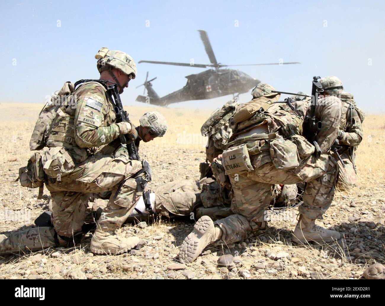 Équipe de combat de la troisième Brigade, 101e Division aéroportée les soldats préparent une victime simulée pour le transport comme un HÉLICOPTÈRE UH-60 medevac atterrit à proximité lors de l'entraînement en direct au feu le 2 juillet 2015, à la base tactique Gamberi, dans l'est de l'Afghanistan. (Photo de DoD) *** Veuillez utiliser le crédit du champ de crédit *** Banque D'Images