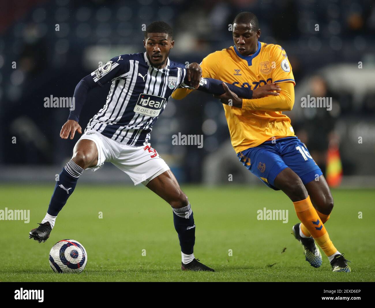 West Bromwich Ainsley Maitland-Niles (à gauche) et Abdoulaye Doucours d'Everton se battent pour le ballon lors du match de la Premier League aux Hawthorns, West Bromwich. Date de la photo: Jeudi 4 mars 2021. Banque D'Images