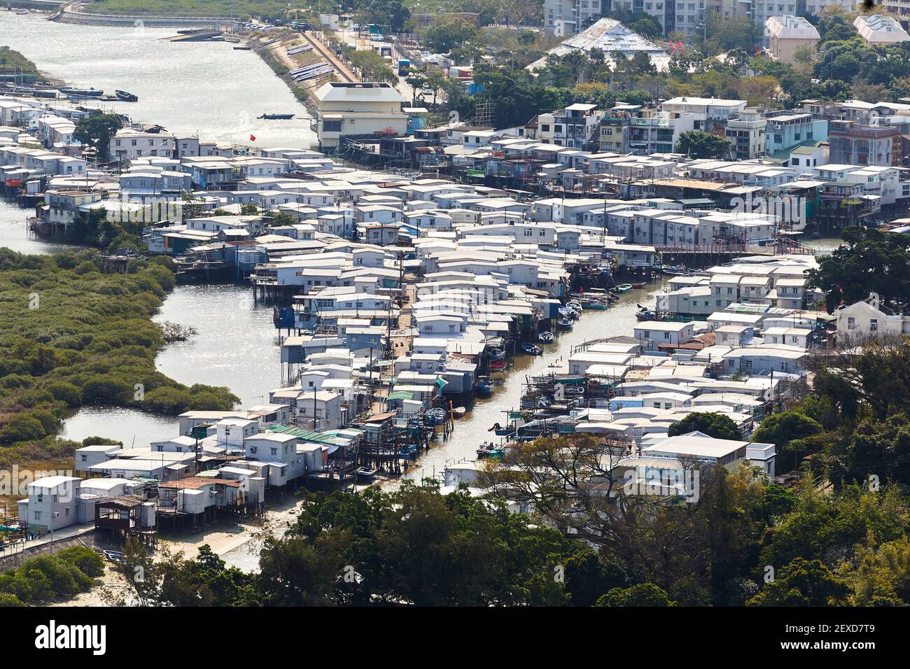 Vue sur Tai O depuis les collines au-dessus du village. La zone plate entre les maisons de pilotis et les montagnes sont d'anciennes casseroles de sel qui sont Banque D'Images