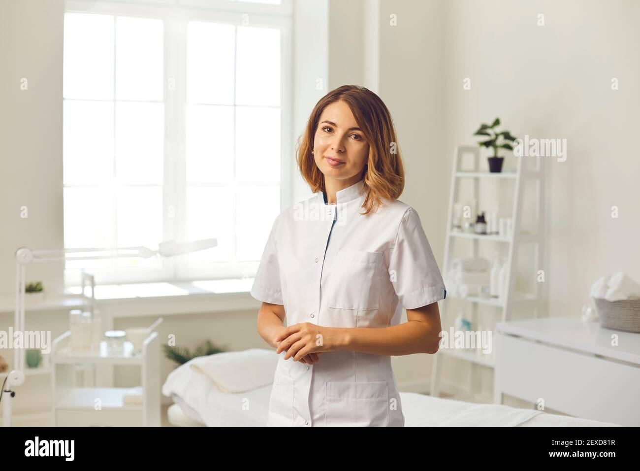 Cosmétologue au bureau de cosmétologie. Cosmetologiste médecin dermatologue dans une clinique de beauté. Banque D'Images