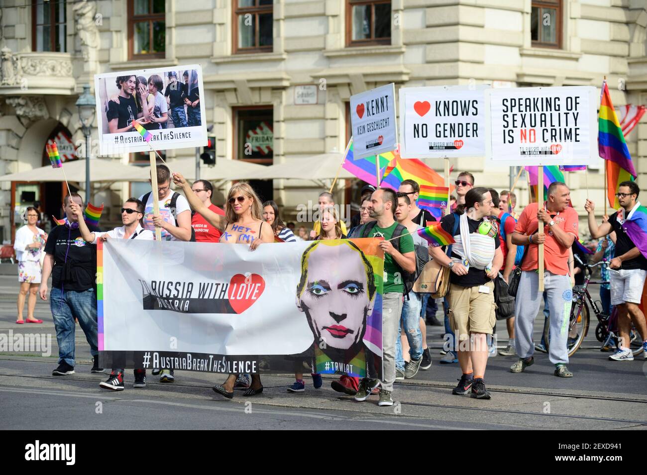 Vienne, Autriche. 24 juin 2014. Marche de protestation en Russie avec amour. Signe de solidarité avec les lesbiennes, les gays et les personnes transgenres et protestation contre l'aggravation de la situation des droits de l'homme en Russie. Banque D'Images