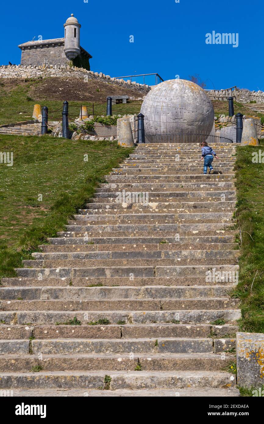 Étapes conduisant au grand monde et le château de Durlston Durlston Country Park, à Swanage, Dorset, UK en Avril Banque D'Images