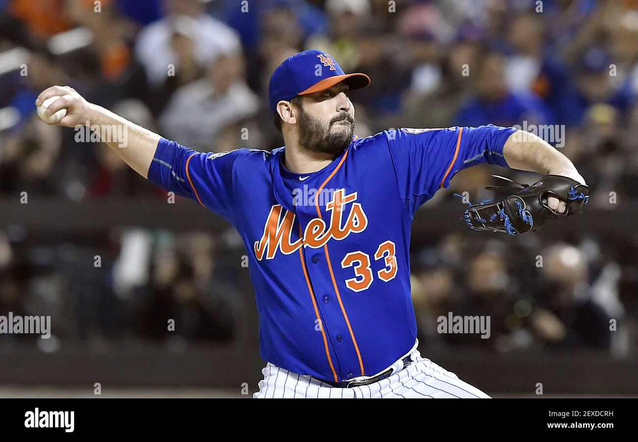 New York mets départ lanceur Matt Harvey lance pendant le premier repas du jeu 5 de la série mondiale le dimanche 1er novembre 2015, au Citi Field à New York. (Photo de John Sleezer/Kansas City Star/TNS) *** Veuillez utiliser le crédit du champ de crédit *** Banque D'Images