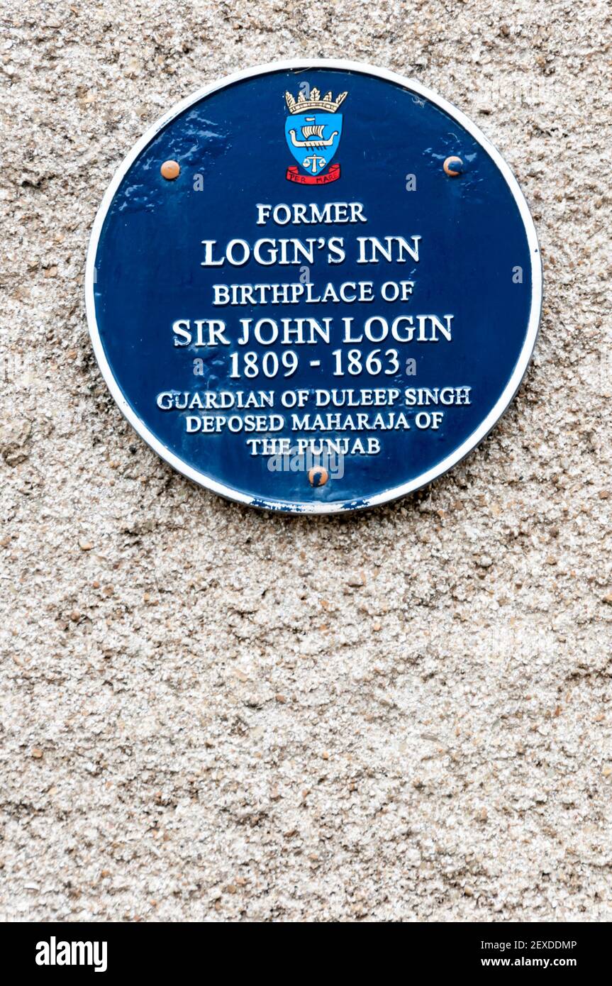 Plaque bleue sur le site de l'ancien Login's Inn à Stromness. Lieu de naissance de Sir John Login. Banque D'Images