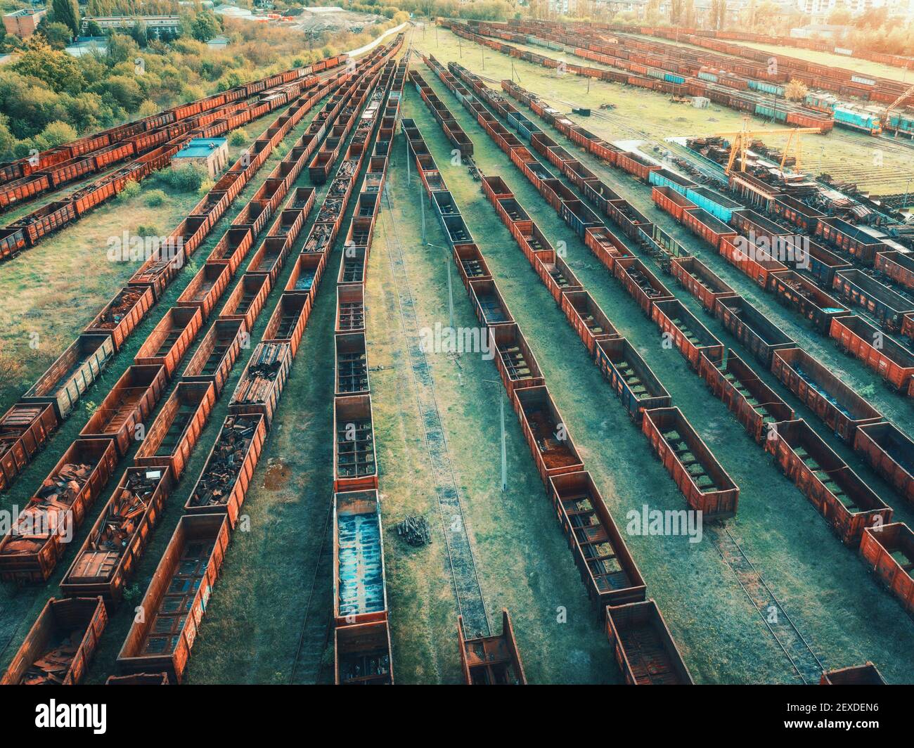 Vue aérienne des trains de marchandises. Vue de dessus des vieux wagons rouillés Banque D'Images