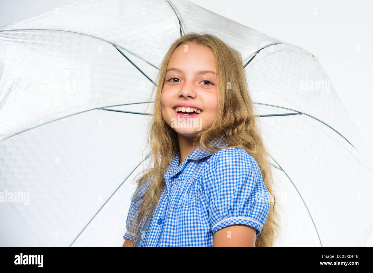 Fille enfant prêt à rencontrer le temps d'automne avec parapluie. Profitez des jours de pluie avec l'accessoire parapluie. Meilleur concept d'accessoire d'automne. Restez positif. Saison préférée de l'automne. Chute pluie temps agréable. Banque D'Images