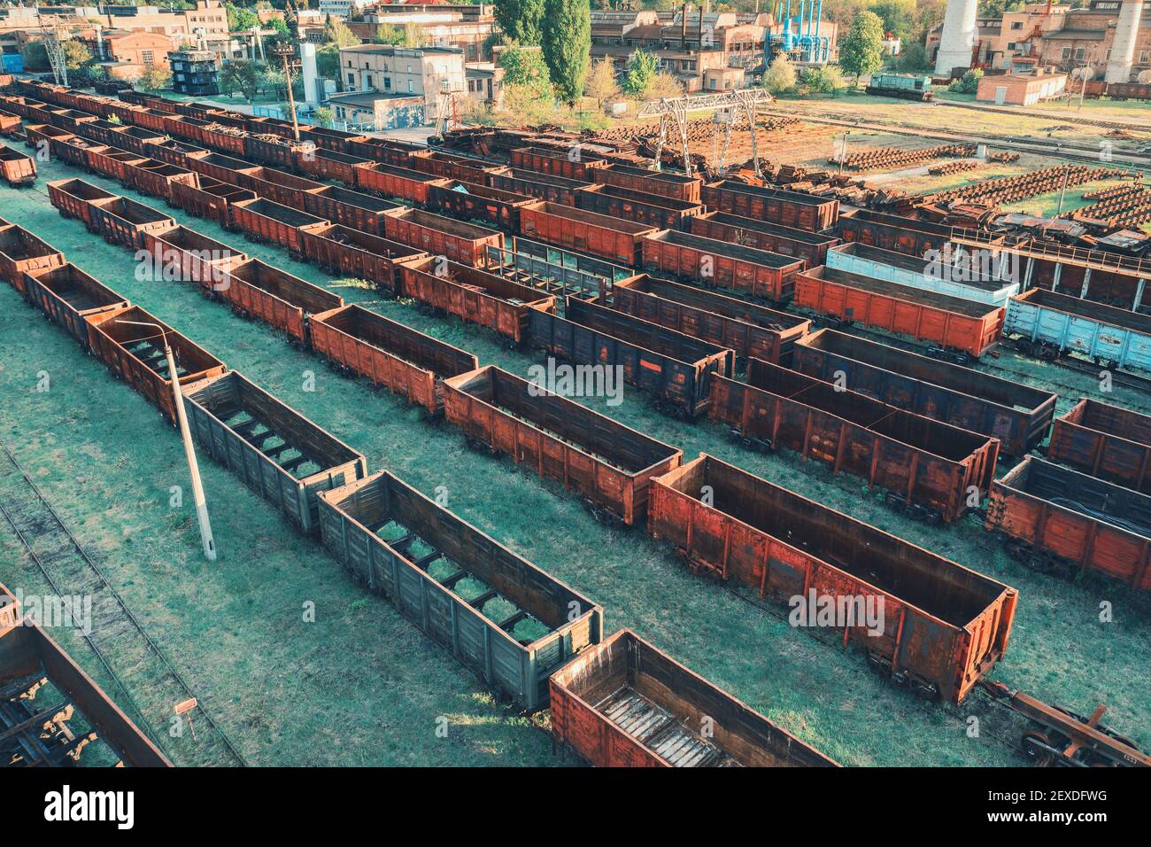 Vue aérienne des trains de marchandises. Vue de dessus des vieux wagons rouillés Banque D'Images