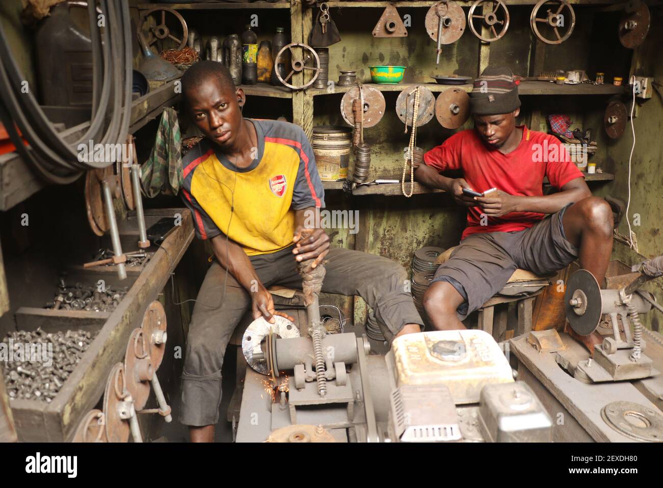 Un sculpteur de bronze local pendant la production à Lagos, au Nigeria. Banque D'Images