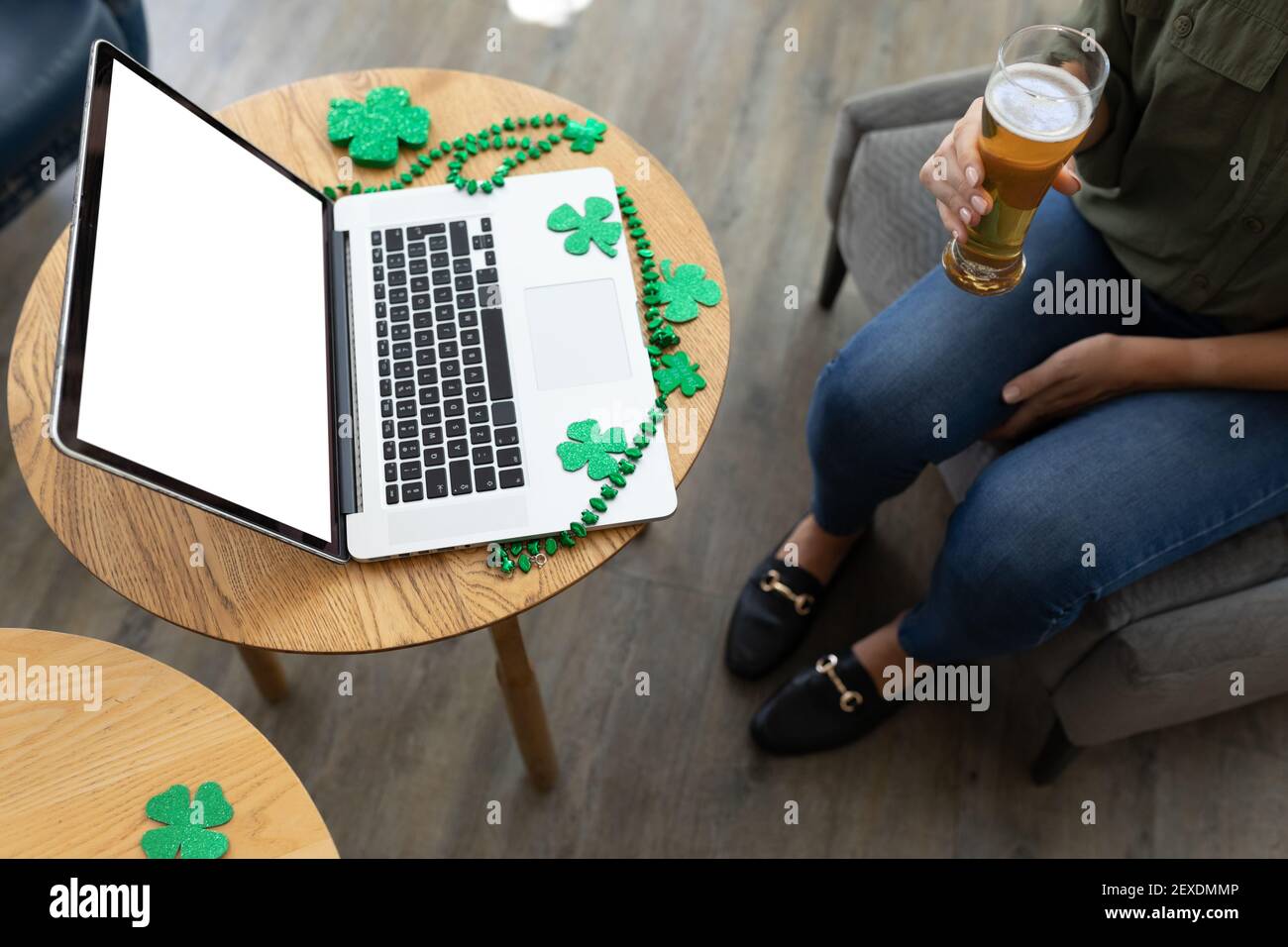 Femme caucasienne tenant de la bière sur la vidéo de la journée de St patrick portable appel avec espace de copie à l'écran Banque D'Images