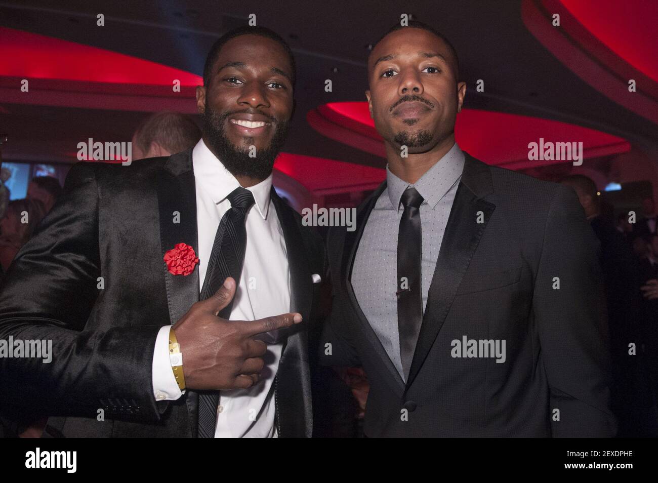 L'acteur Michael B. Jordan pose avec le cornerback de Raven, Kyle Arrington, en faisant la promotion de Warner Bros. Pictures 'Creed' pendant la 'Fight Night' de combat pour les enfants au Washington Hilton à Washington DC le 5 novembre 2015. (Photo de Kris Connor) *** Veuillez utiliser le crédit du champ de crédit *** Banque D'Images