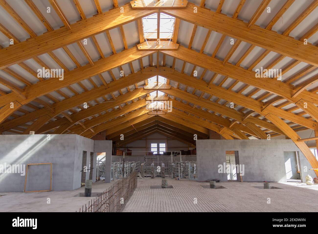 Grand hangar. Construction en bois lamellé collé. Construction de toit de  bois de placage laminé. Bâtiment. Sciages lamellés collés. Bâtiment.  Construire Photo Stock - Alamy