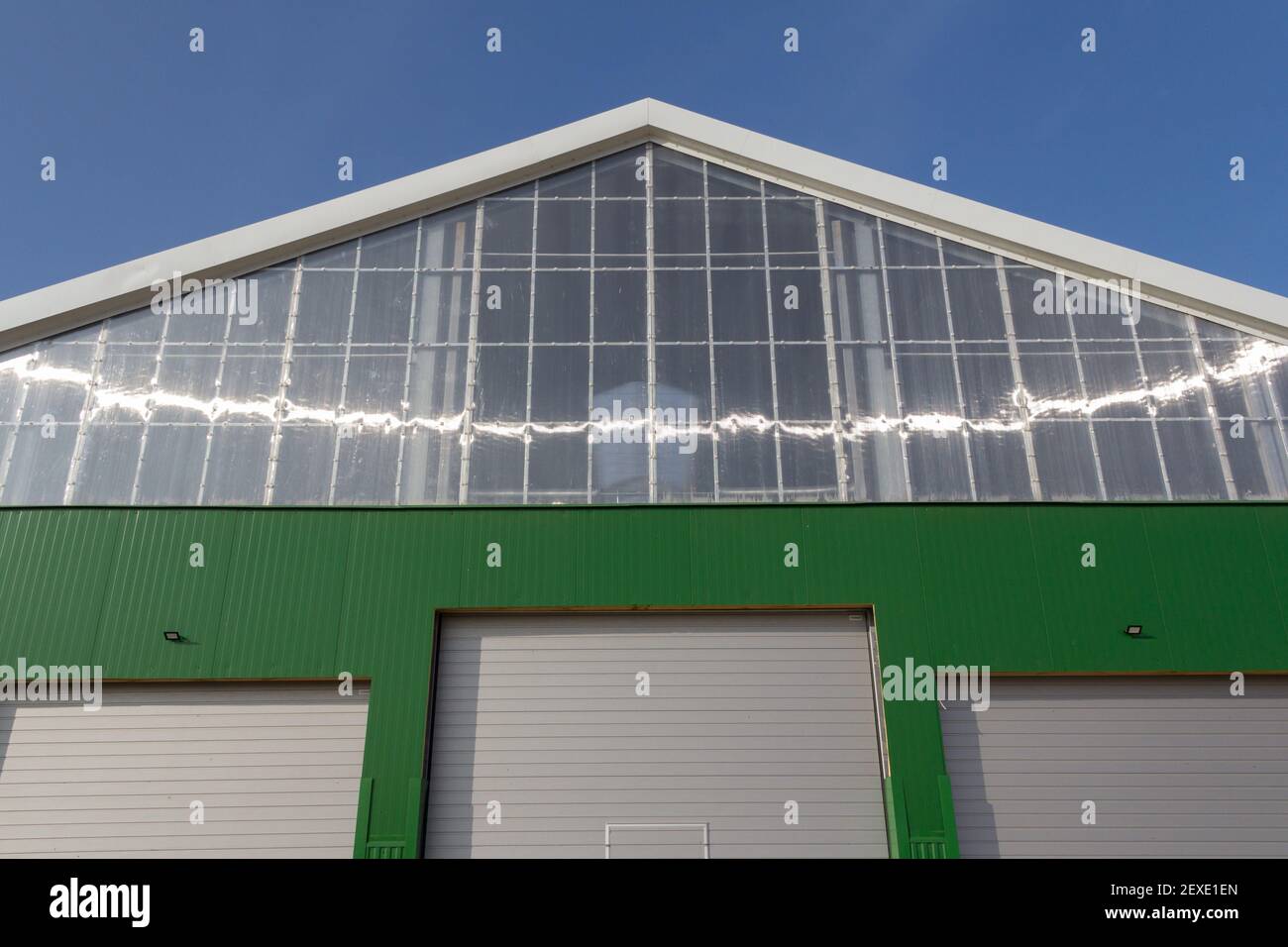 Bâtiment en construction avec panneau sandwich d'isolation sur le mur. Construction d'un nouveau bâtiment industriel. Banque D'Images