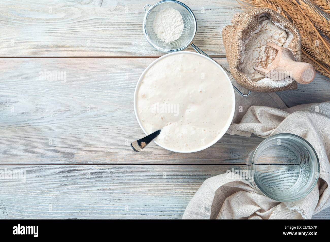 Le levain pour le pain est actif. Ingrédients pour faire du pain. Le concept de saine alimentation. Banque D'Images