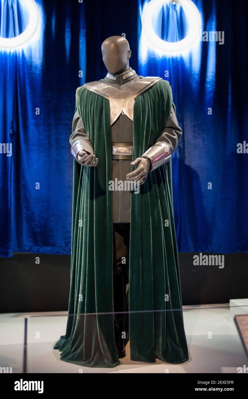 Liberté sous caution Organa Sénat Robe de vengeance de la Sith. Star Wars  et le pouvoir du costume : l'exposition à Discovery Times Square à New York  le 13 novembre 2015. L'exposition