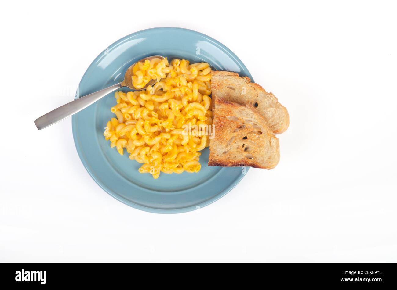 Assiette bleue de macaroni au fromage ou au fromage bio Amy'Organic Vegan Pâtes de riz sans gluten sans ogm avec pain Sourdough enrobé de huile d'olive isolée sur blanc Banque D'Images
