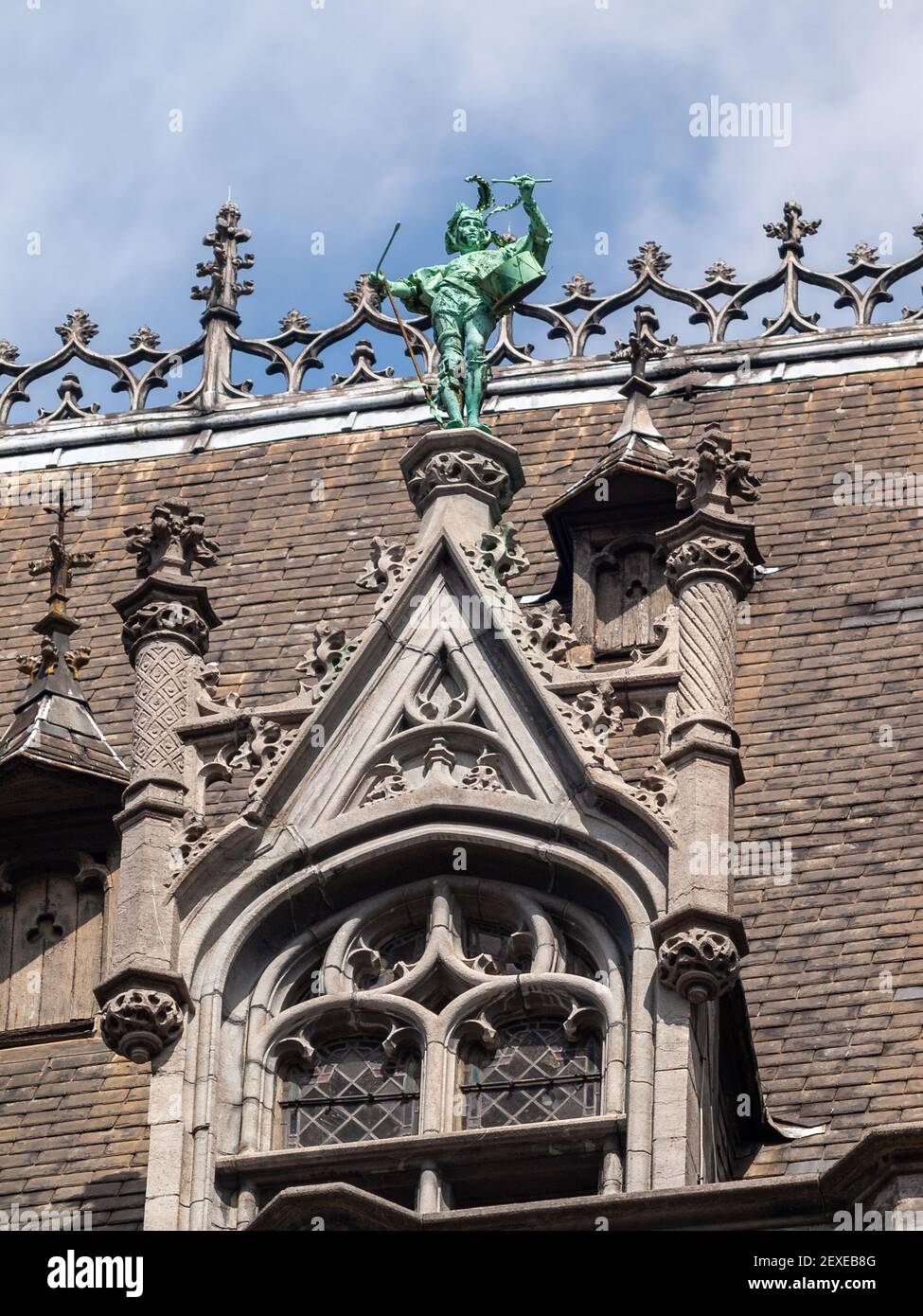 Statue de bronze au sommet d'une fenêtre sur le toit de la Maison du Roi, Bruxelles Banque D'Images