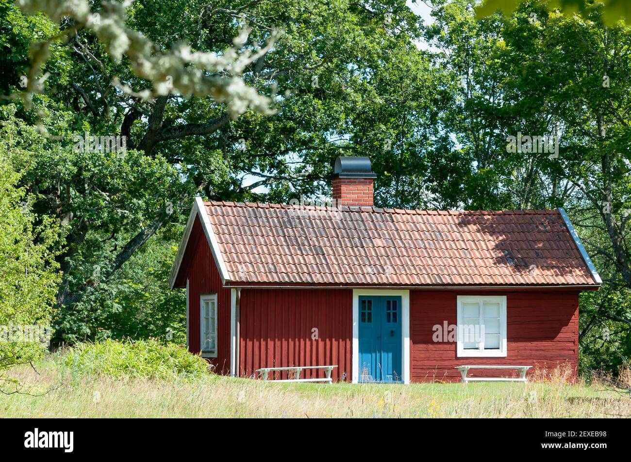 Pittoresque cottage suédois rouge traditionnel Banque D'Images