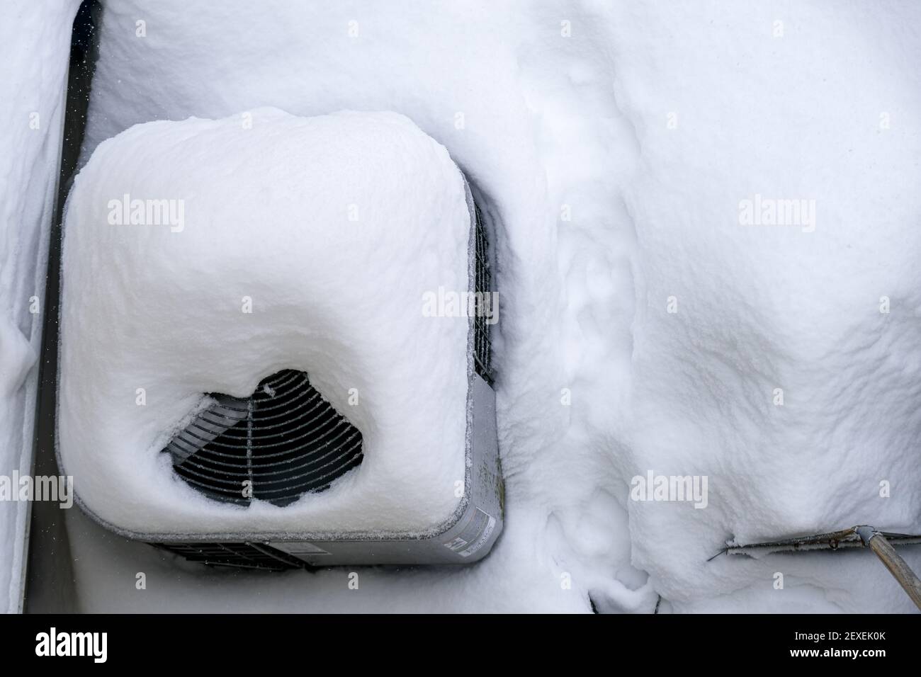 Vue en hauteur d'une unité de climatisation centrale extérieure recouverte de neige en hiver. Banque D'Images