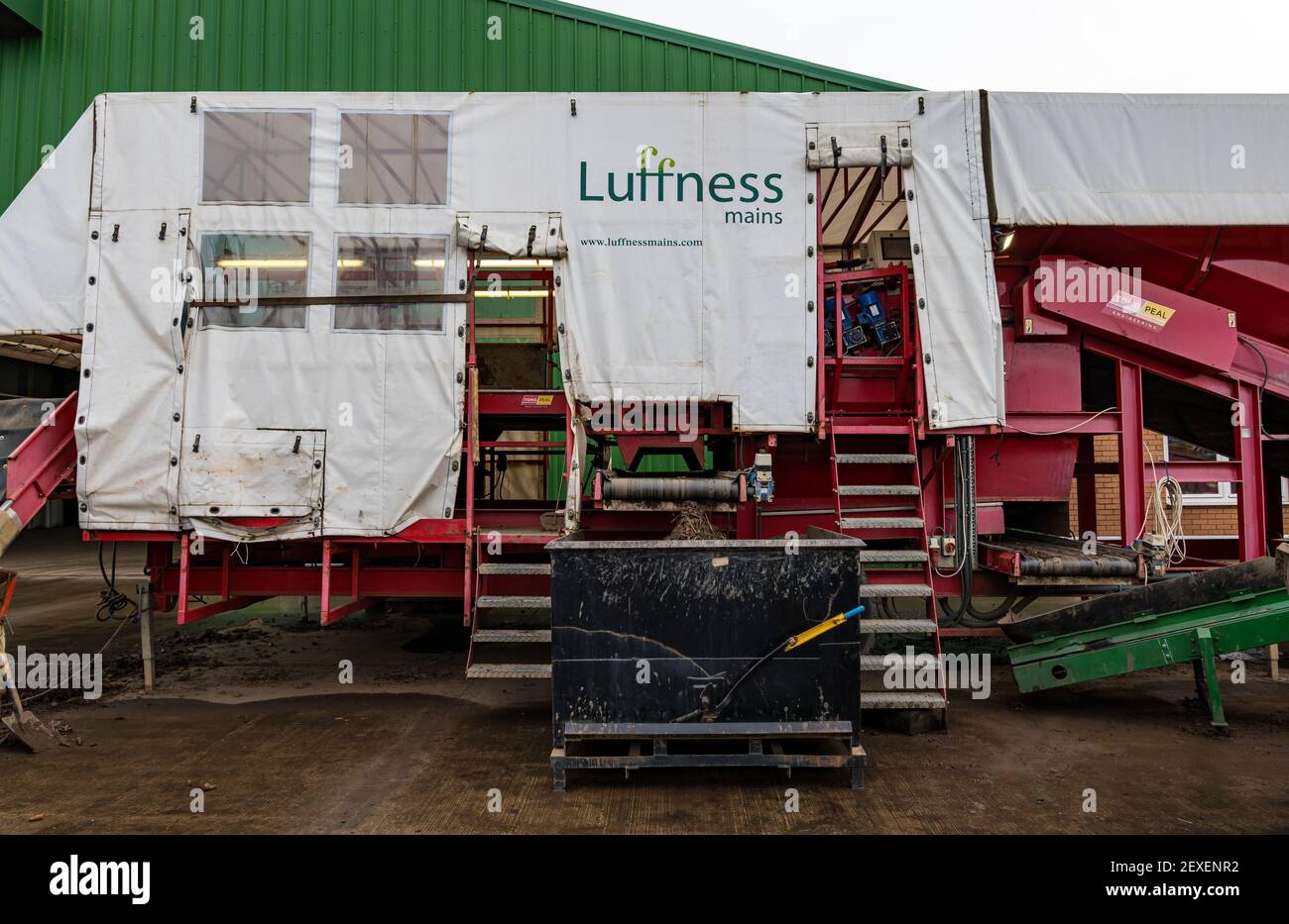 Machines agricoles dans la cour de ferme pour la récolte de carottes à Luffness mains Farm, East Lothian, Écosse, Royaume-Uni Banque D'Images