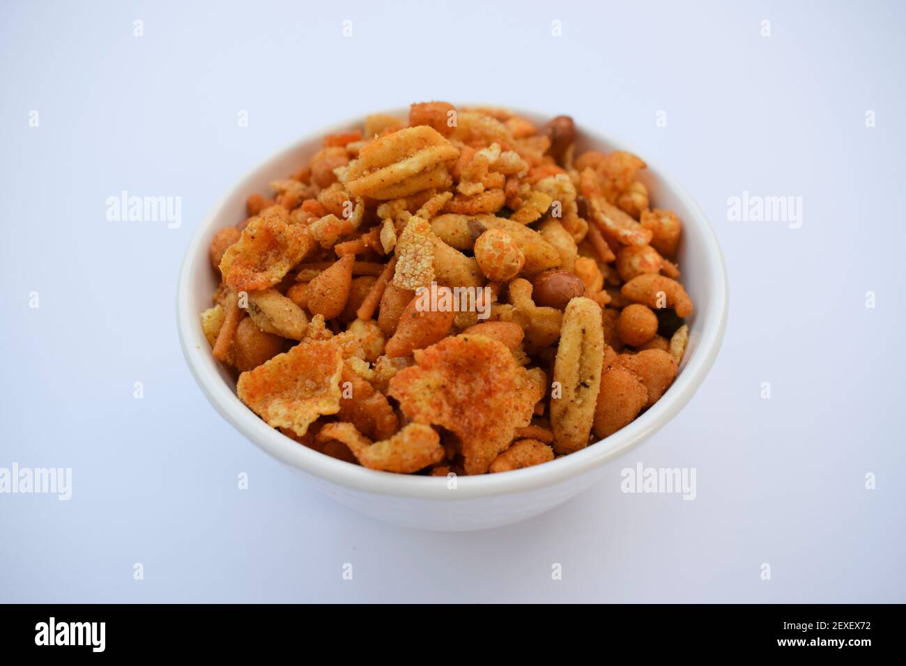 En Cas Indiens Namekeen Servis Dans Un Bol En Ceramique Blanc Sans Fond Blanc Isole Aussi Connu Sous Le Nom De Nimco Namekin Melange Chiwda Ou Nimko Photo Stock Alamy