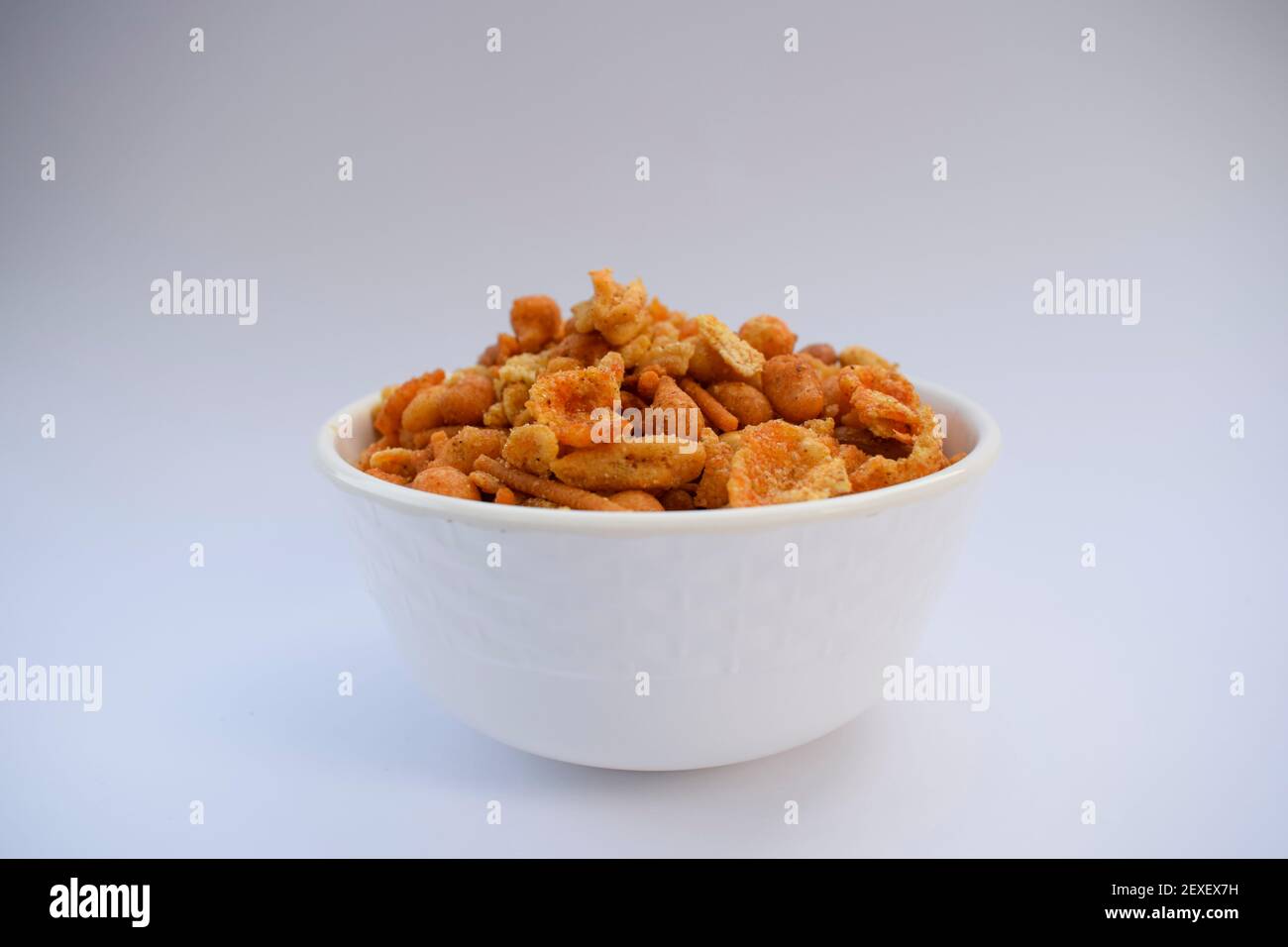En Cas Indiens Namekeen Servis Dans Un Bol En Ceramique Blanc Sans Fond Blanc Isole Aussi Connu Sous Le Nom De Nimco Namekin Melange Chiwda Ou Nimko Photo Stock Alamy