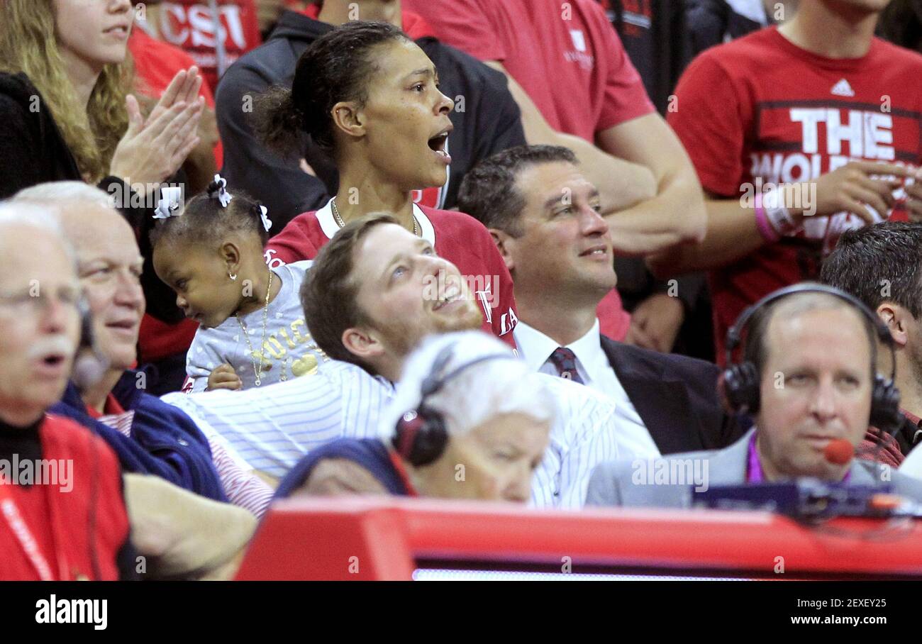 PAM Barber hurle de son siège pendant la deuxième moitié de la victoire de l'État de Caroline du Nord en 79-56 contre l'IUPUI à la PNC Arena de Raleigh, N.C., le 18 novembre 2015. (Photo par Ethan Hyman/Raleigh News & observer/TNS) *** Veuillez utiliser le crédit du champ de crédit *** Banque D'Images