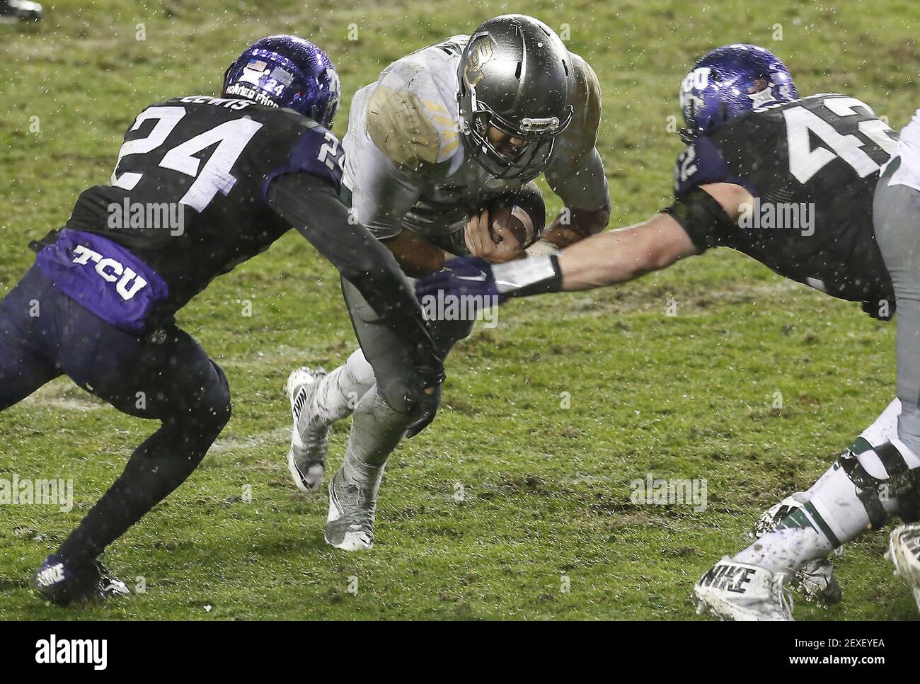 Le cornerback TCU Julius Lewis (24) et linebacker Ty Summers (42) arrêtent Baylor de remonter Devin Chailer (28) le quatrième en bas de la deuxième heure supplémentaire au stade Amon G. carter à fort Worth, Texas, le vendredi 27 novembre 2015. L'hôte Horned Frogs a gagné, 28-21, en double OT. (Photo de Brad Loper/fort Worth Star-Telegram/TNS) *** Veuillez utiliser le crédit du champ de crédit *** Banque D'Images