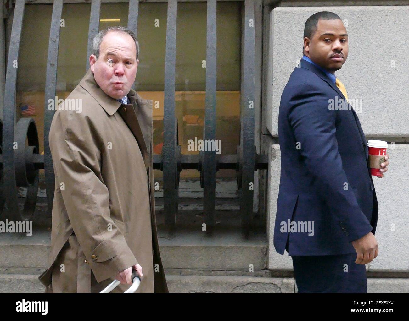 William porter, à droite, l'un des six policiers de la ville de Baltimore accusés de la mort de Freddie Gray, entre dans un palais de justice avec son avocat Joseph Murtha pour sélection de jury dans son procès le 30 novembre 2015 à Balitmore. Porter est accusé d'homicide involontaire coupable, d'agression, de mise en danger irresponsable et d'inconduite au bureau. (Photo par Kevin Richardson/Baltimore Sun/TNS) *** Veuillez utiliser le crédit du champ de crédit *** Banque D'Images
