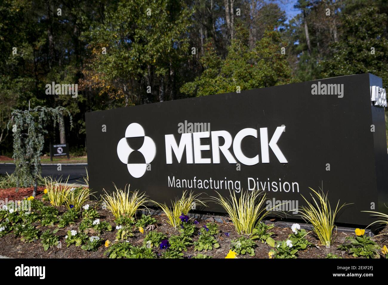 Un logo à l'extérieur d'une installation occupée par Merck & Co., Inc., à  Wilson, en Caroline du Nord, le 27 novembre 2015. Photo par Kristoffer  Tripplaar *** Veuillez utiliser le crédit du