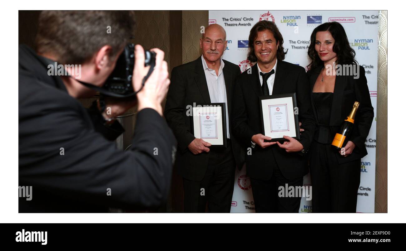 Les lauréats du Crittics Circle Award 2007 se posent après avoir reçu leur prix au Prince of Wales Theatre à Londres .... Meilleur directeur, Rupert Goold pour maquereau, ici avec Patrick Stewart et Kate Fleetwood pic David Sandison Banque D'Images