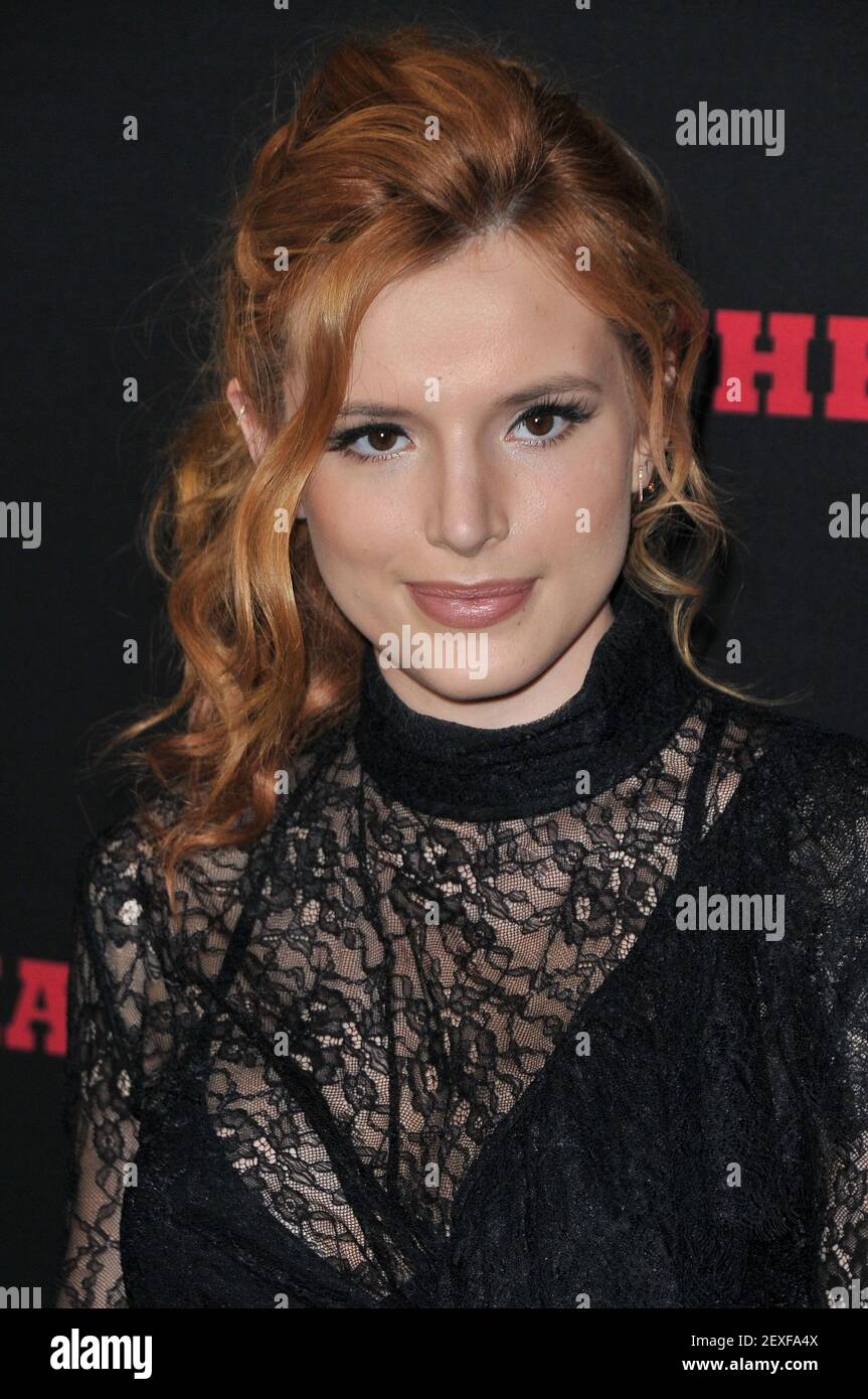 Bella Thorne arrive à la première « The Hateful Eight » de Los Angeles qui s'est tenue au ArcLight Cinemas Cinerama Dome à Hollywood, Californie, le lundi 7 décembre 2015. (Photo de la Sathanlee B. Mirador) *** Veuillez utiliser le crédit du champ de crédit *** Banque D'Images