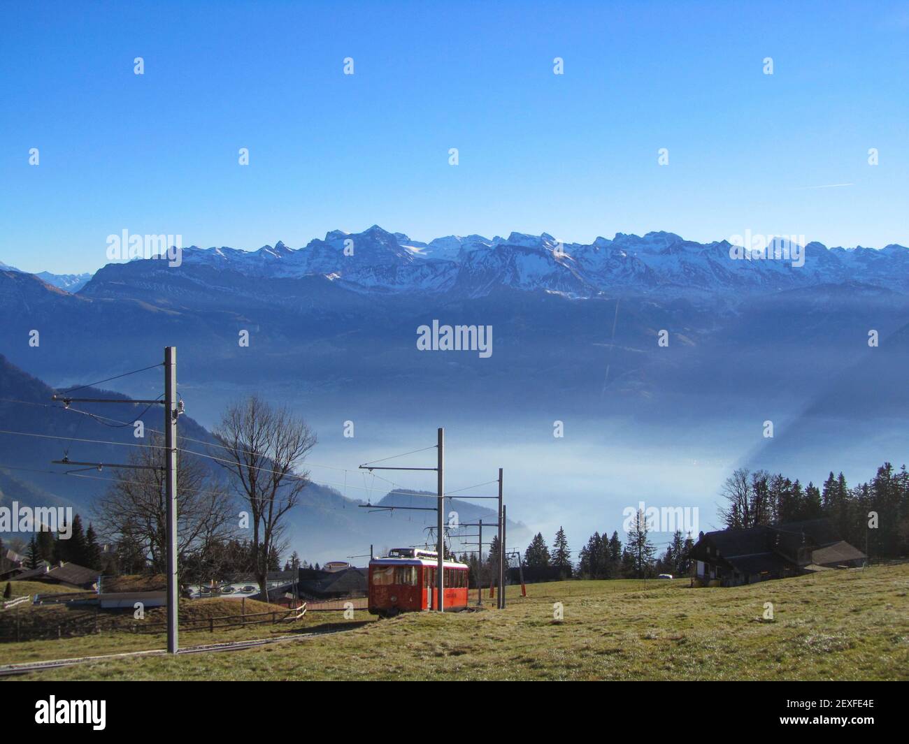 Train à crémaillère historique jusqu'au Mont Rigi, en Suisse, en face du panorama alpin Banque D'Images
