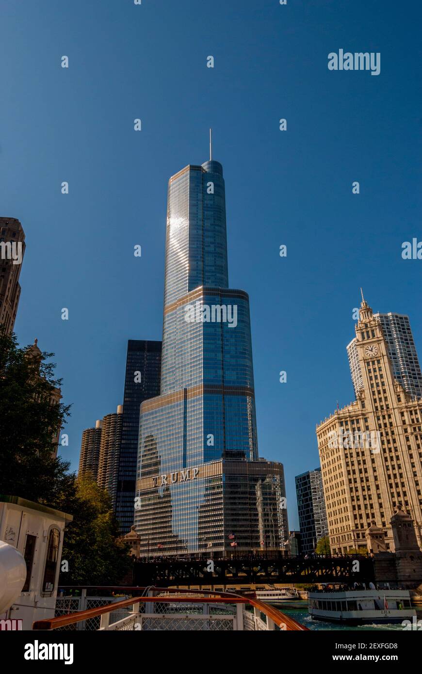 Trump International Hôtel et Tour sur les rives de la rivière chicago. À Chicago. Avec le bâtiment Wrigley sur la droite Banque D'Images