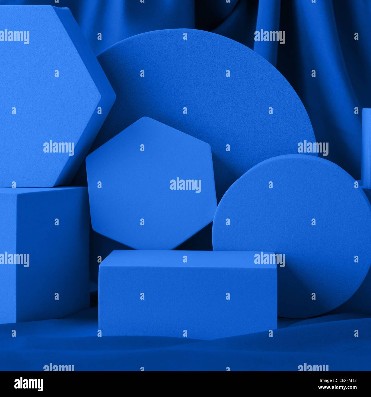 Formes géométriques, support bleu nuit, maquette de podium pour la présentation des produits sur fond de soie Banque D'Images