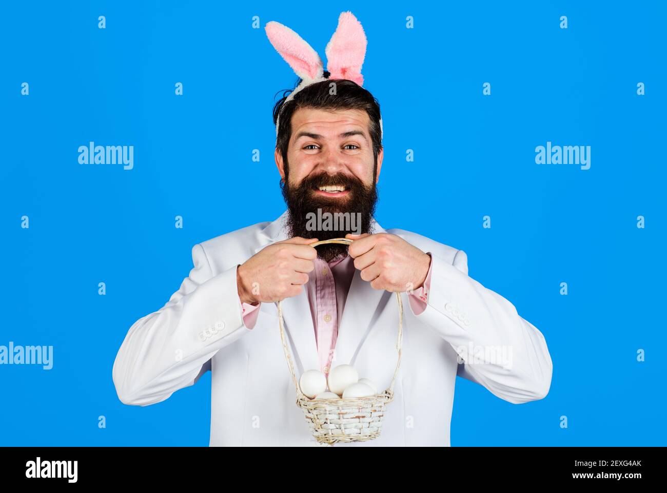 Lapin souriant avec œufs en panier. Fête de Pâques. Chasse aux œufs. Vacances de printemps. Banque D'Images