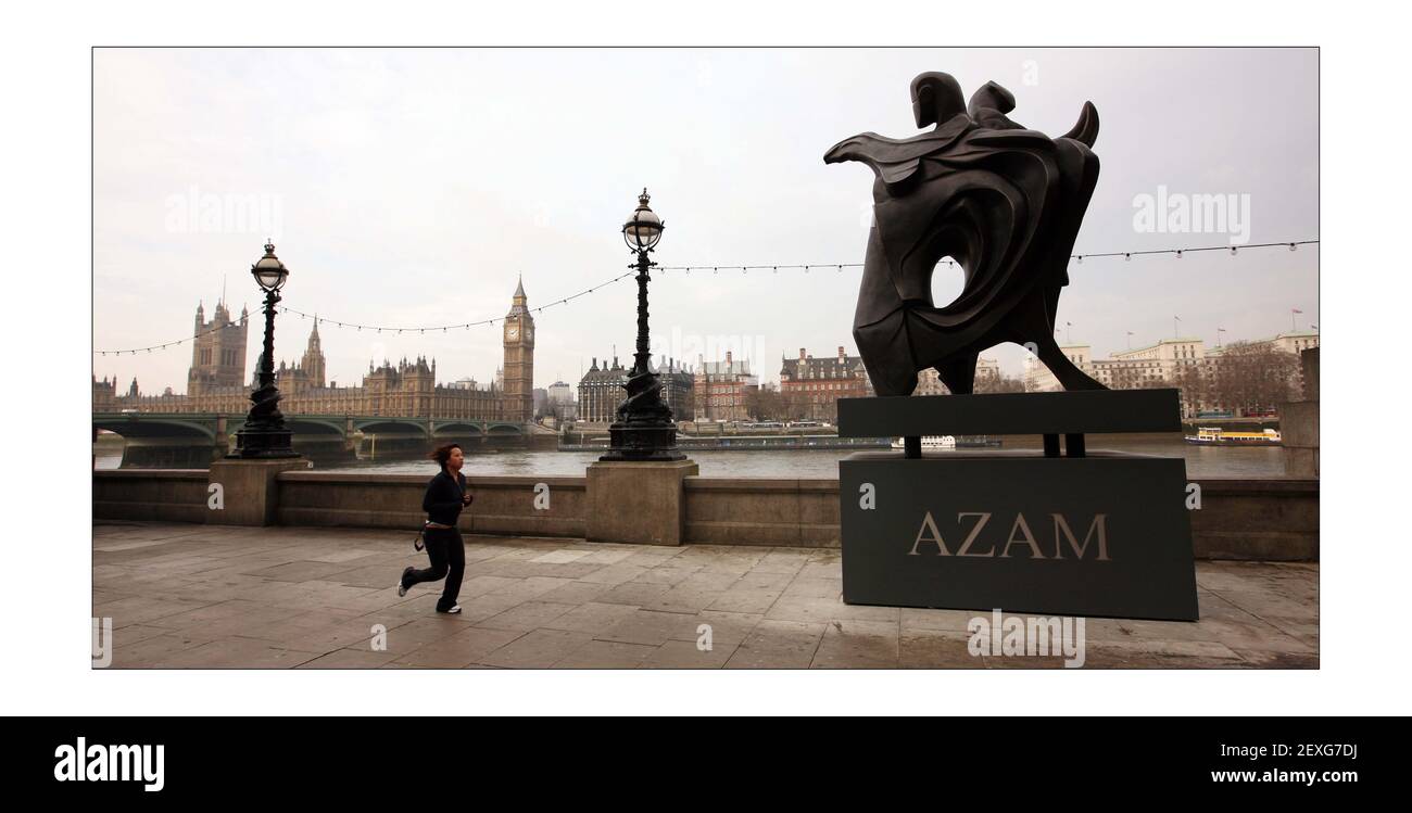 Nouvelle sculpture majeure révélée... Nasser Azam, l'artiste en résidence de la galerie County Hall a révélé sa nouvelle sculpture, la danse à l'extérieur de la galerie sur la rive sud de Londres. Photo de David Sandison l'indépendant Banque D'Images