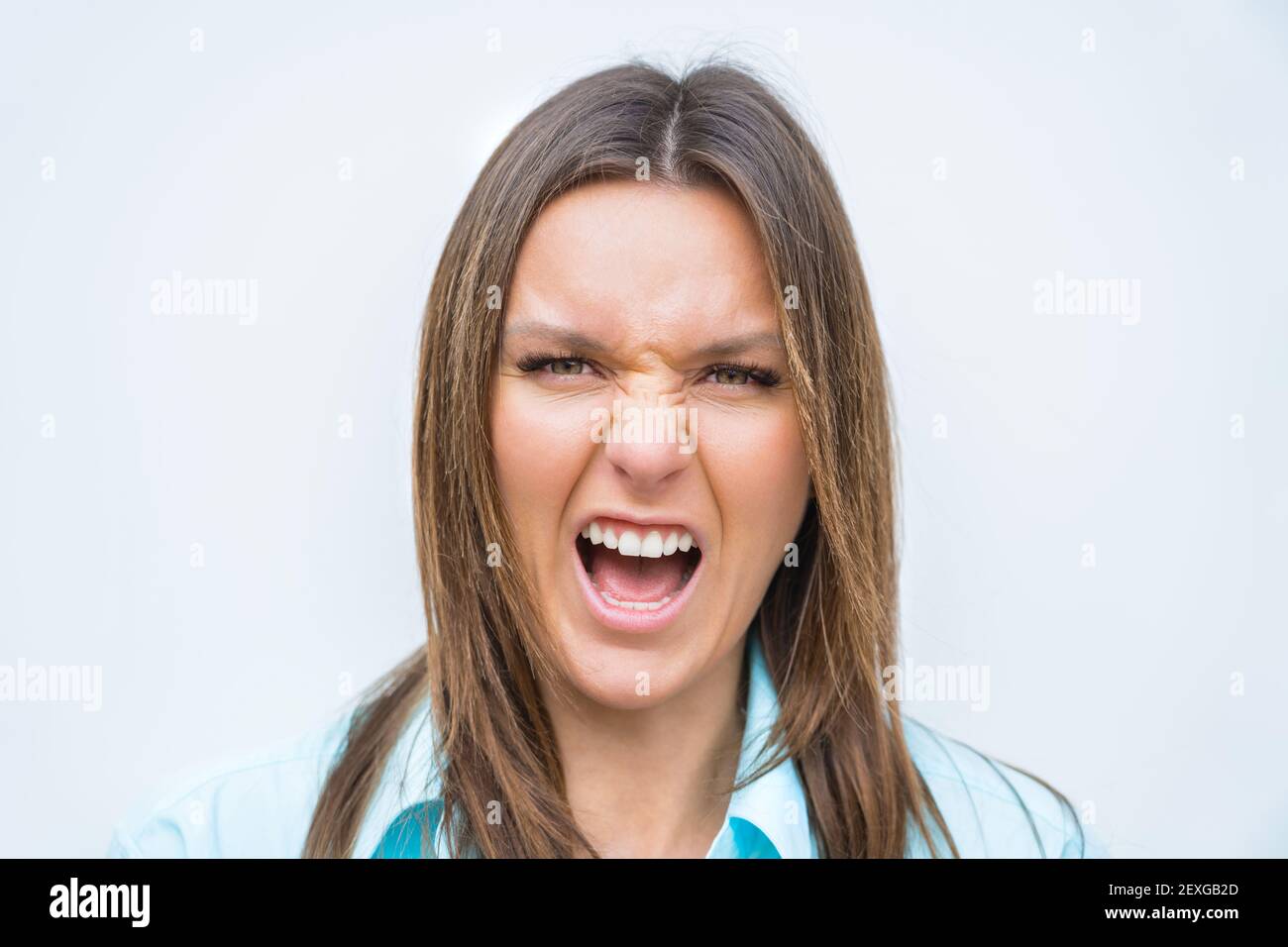 Gros plan sur le visage d'une femme folle en colère. Crier ou crier des femmes. Femme préoccupée et stressée Banque D'Images