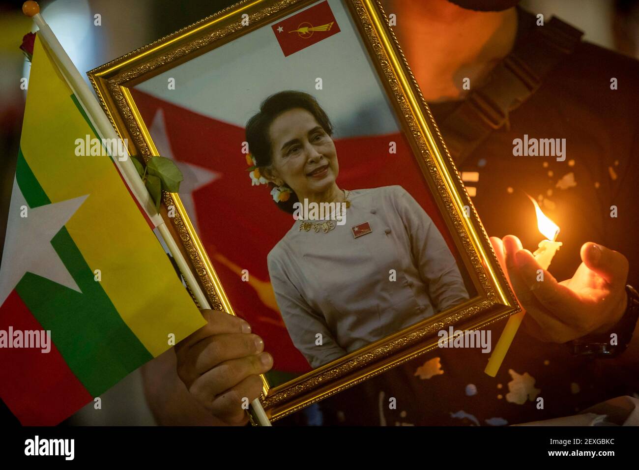 Bangkok, Thaïlande. 4 mars 2021. Des centaines de citoyens du Myanmar résidant en Thaïlande se sont réunis au complexe des Nations Unies de Bangkok pour protester contre une intervention internationale dans leur pays d'origine après que des dizaines de manifestants pro-démocratie ont été tués par les forces de sécurité birmanes au cours de la semaine dernière. Le mouvement de protestation contre le coup d'État est devenu de plus en plus violent, les soldats et la police ayant de plus en plus utilisé des balles réelles sur les manifestants dans tout le pays. Credit: Adryel Talamantes/ZUMA Wire/Alamy Live News Banque D'Images