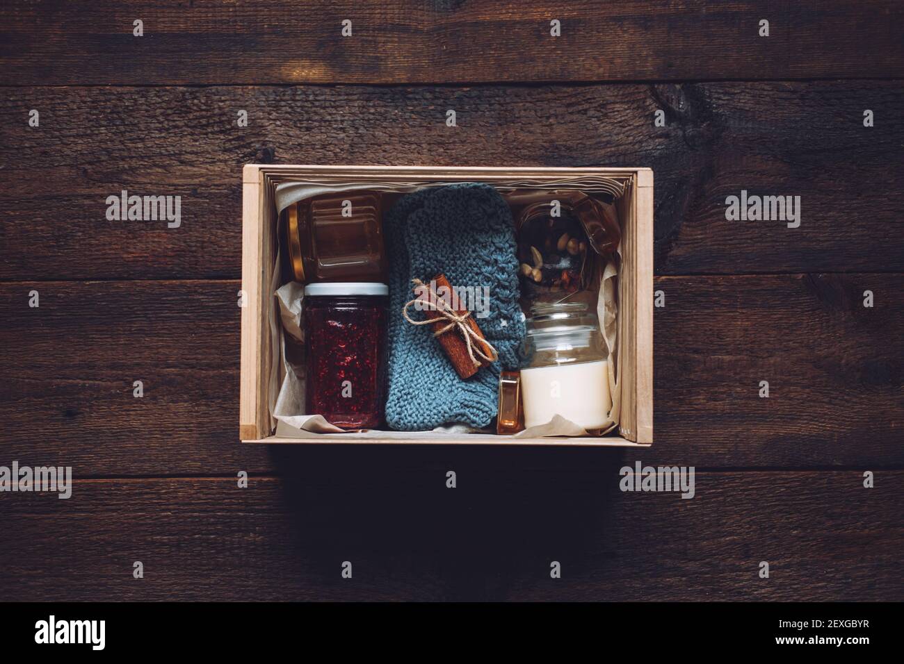 Care Box, idées d'emballage. Boîte de soin automne ou hiver avec bonbons et vêtements chauds. Livraison du paquet d'entretien, boîte-cadeau de l'automne des fêtes d'hiver pour le soin alimentaire Banque D'Images