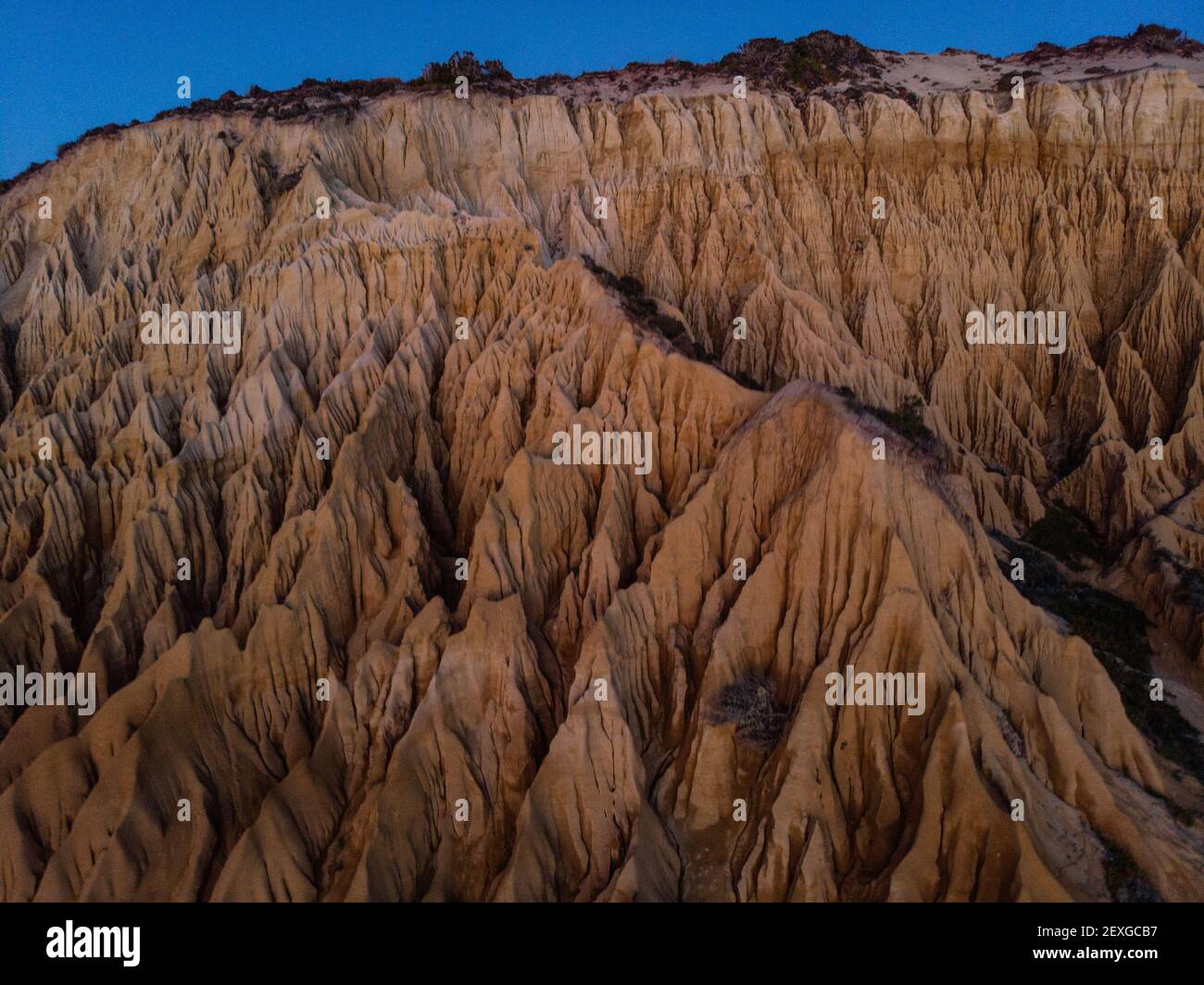 Vue panoramique aérienne de Arriba Fossil da Praia da Gale Fontainhas plage hoodoo fée cheminée terre pyramide formations rocheuses canyon érosion, atlantique oc Banque D'Images