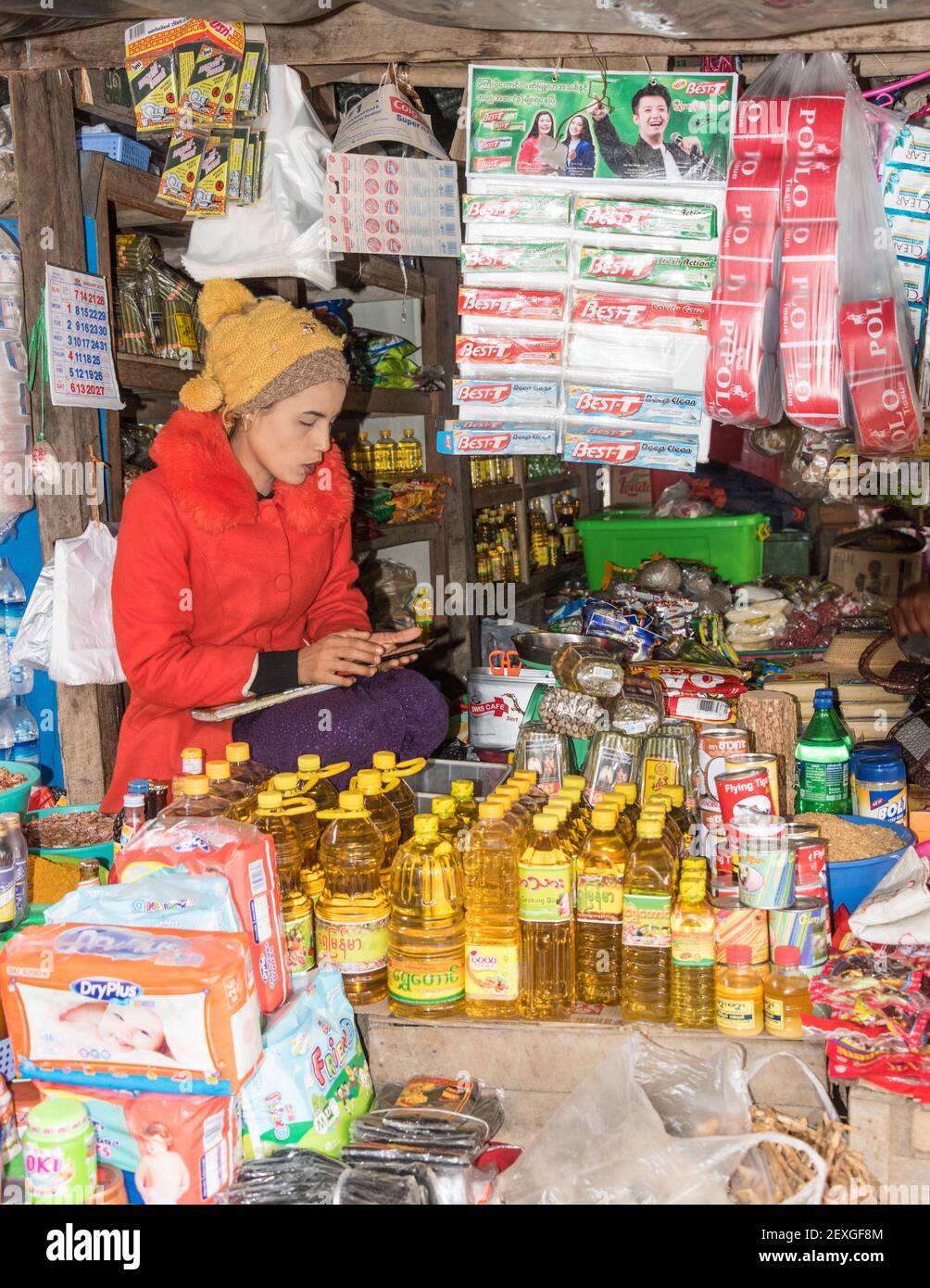 Fille dans la boutique du village, Myanmar Banque D'Images