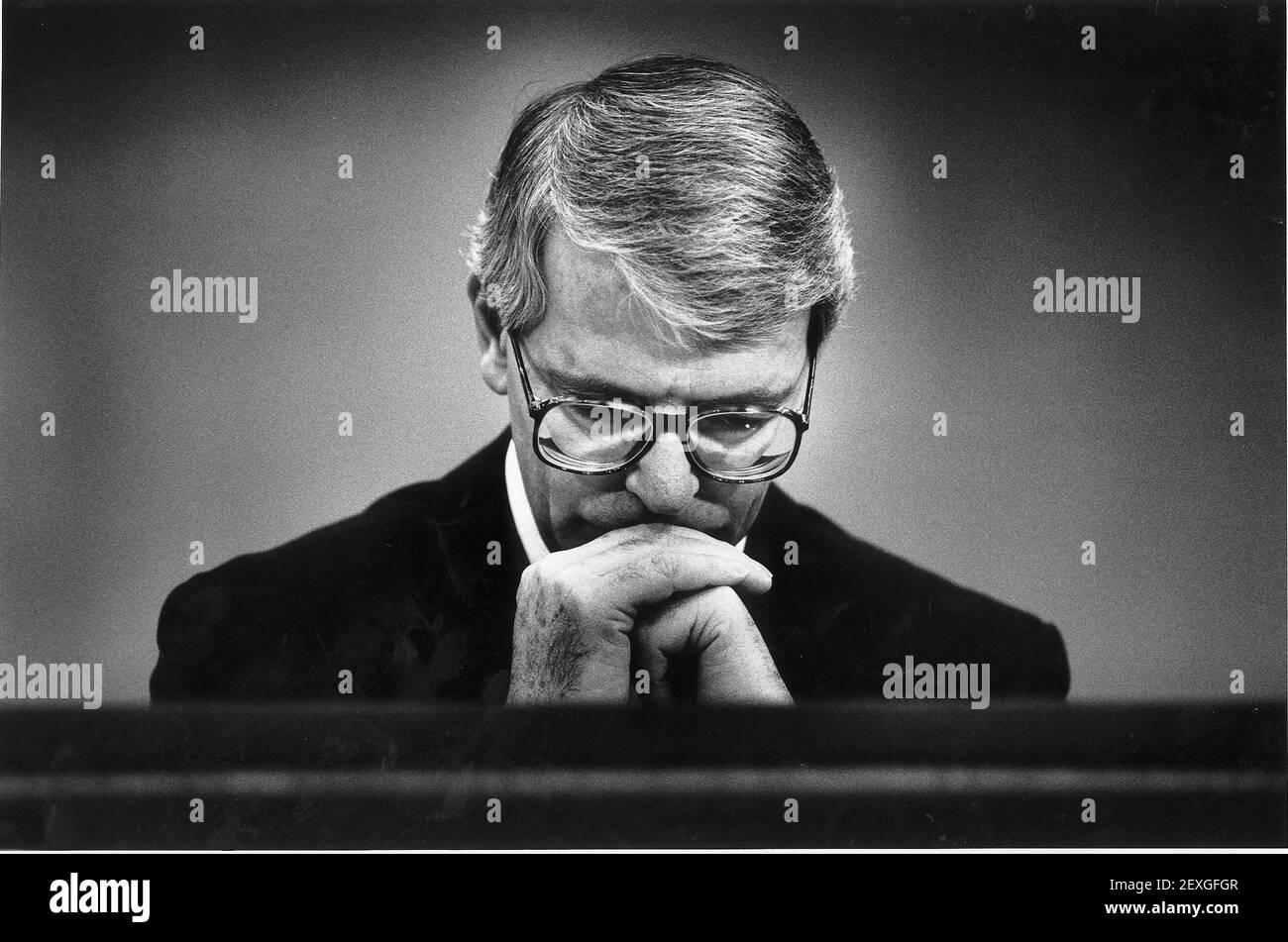 John Major au début de la journée de conférence du parti conservateur prière Heure octobre 1992 tête principale a passé les mains comme si dans prière Banque D'Images