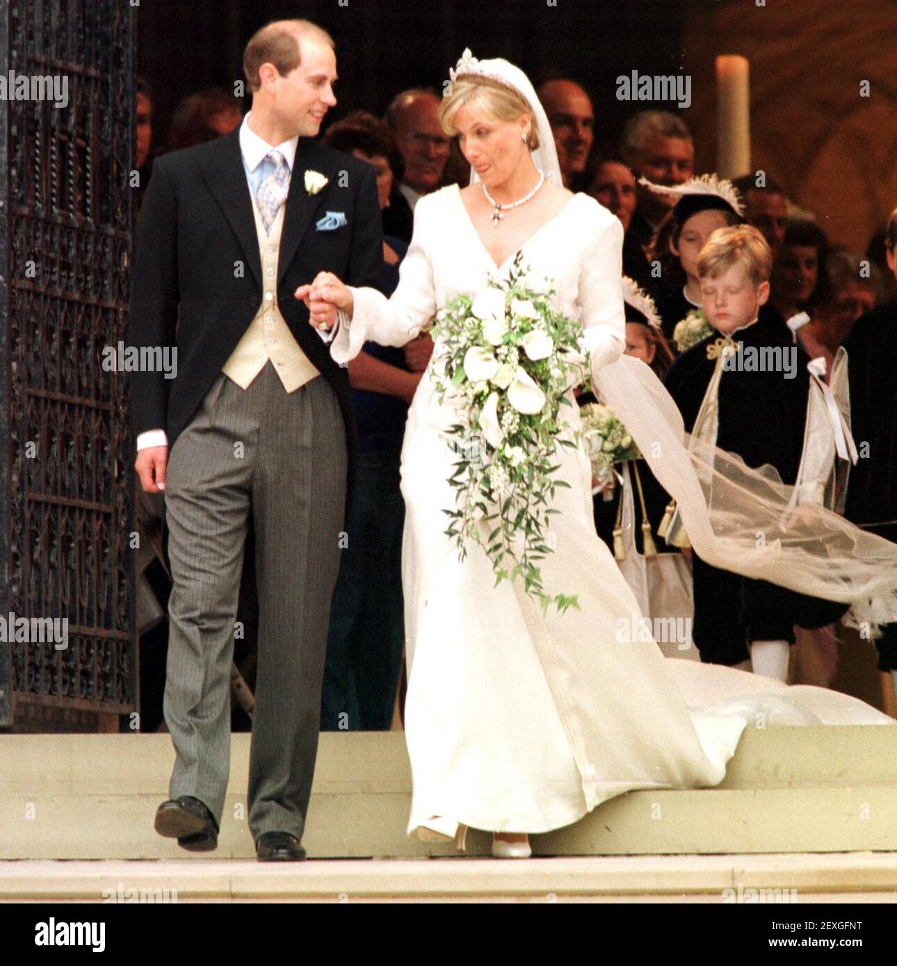 Prince Edward et Sophie Rhys Jones juin 1999 quittent St George's. Chapelle dans le château de Windsor en tant que mari et femme Banque D'Images