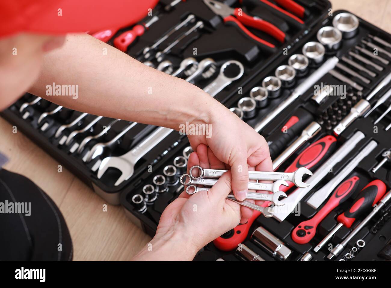 Magasin d'outils. Gros plan des clés de maintien à main mâles. Kit de  réparation automatique dans la boîte à outils. Jeu d'instruments de  réparation. À l'intérieur de la boîte à outils se