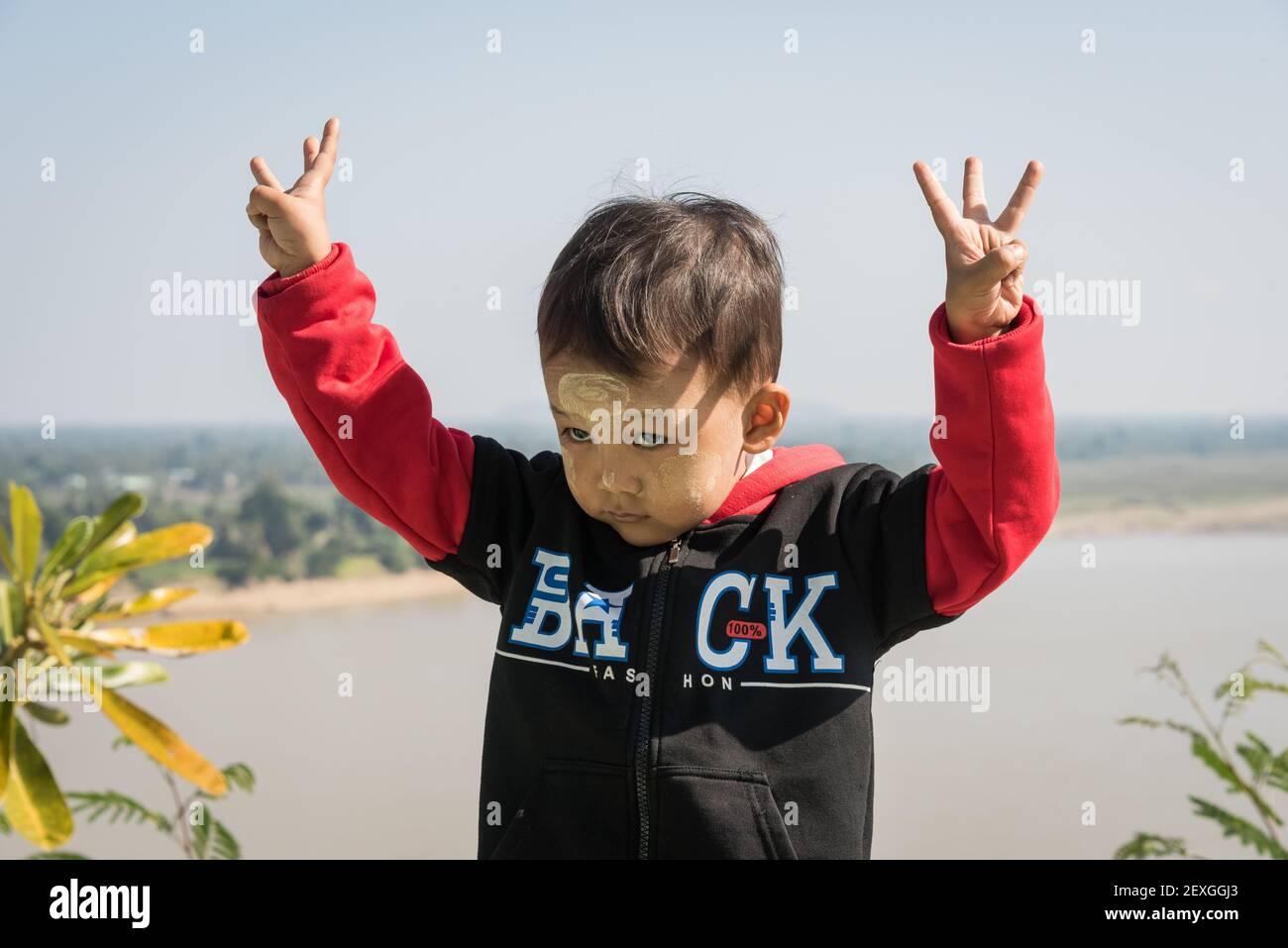 Portrait du jeune garçon du Myanmar qui donne trois doigts signe de la liberté Banque D'Images
