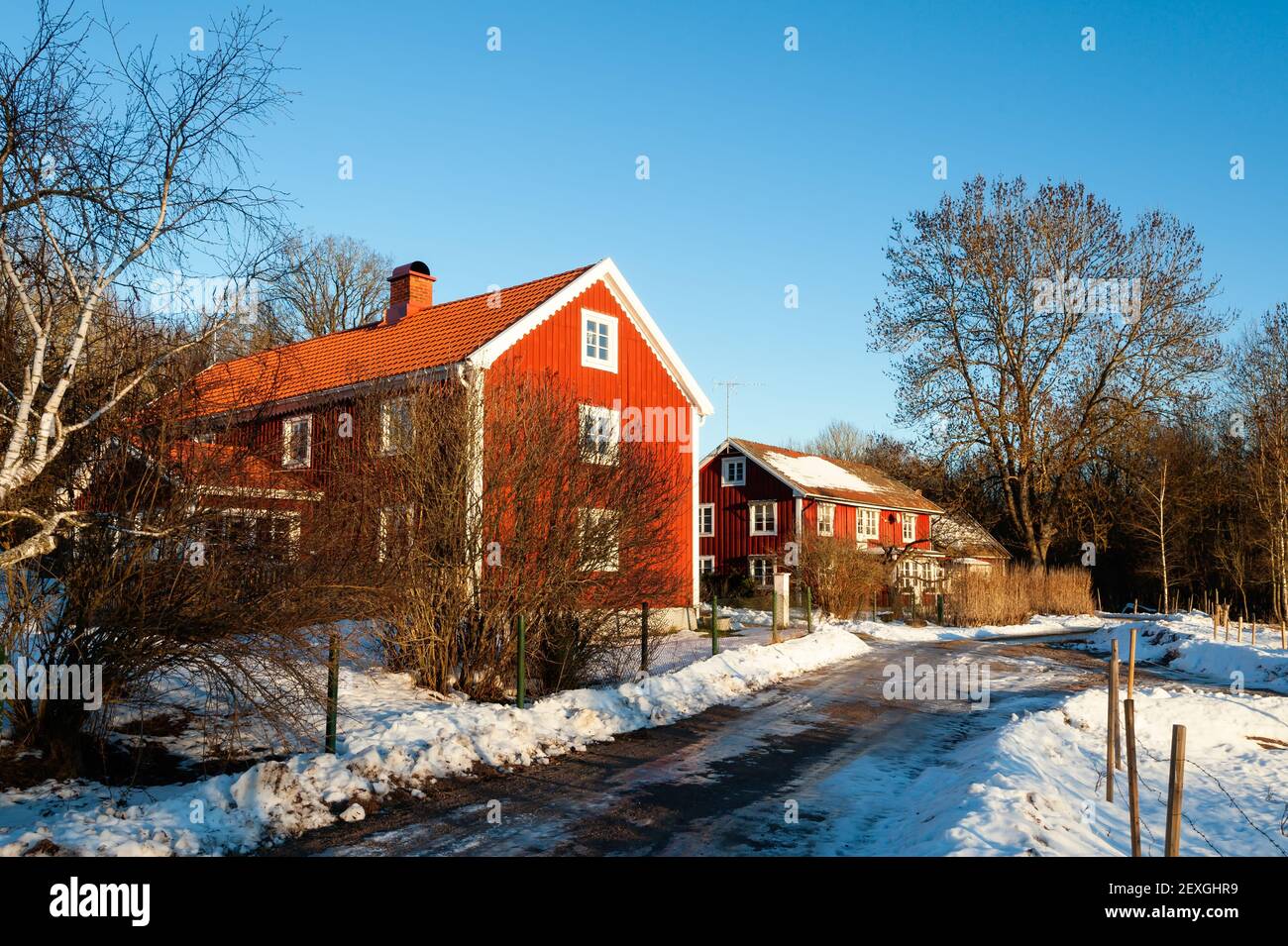 Vieilles maisons peintes en rouge en Suède Banque D'Images