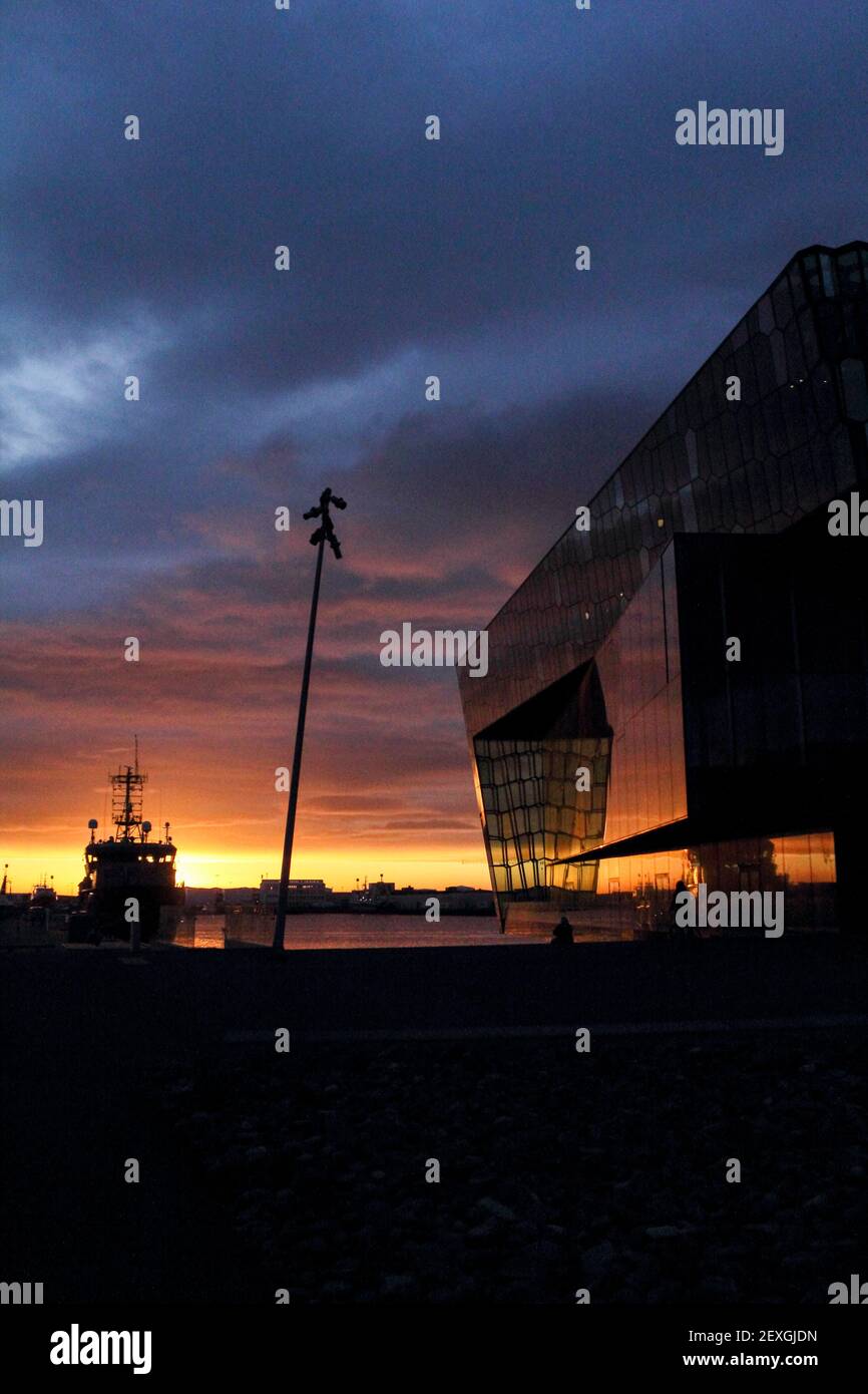 Coucher de soleil sur la salle de concert Harpa et le port de Reykjavik En Islande Banque D'Images