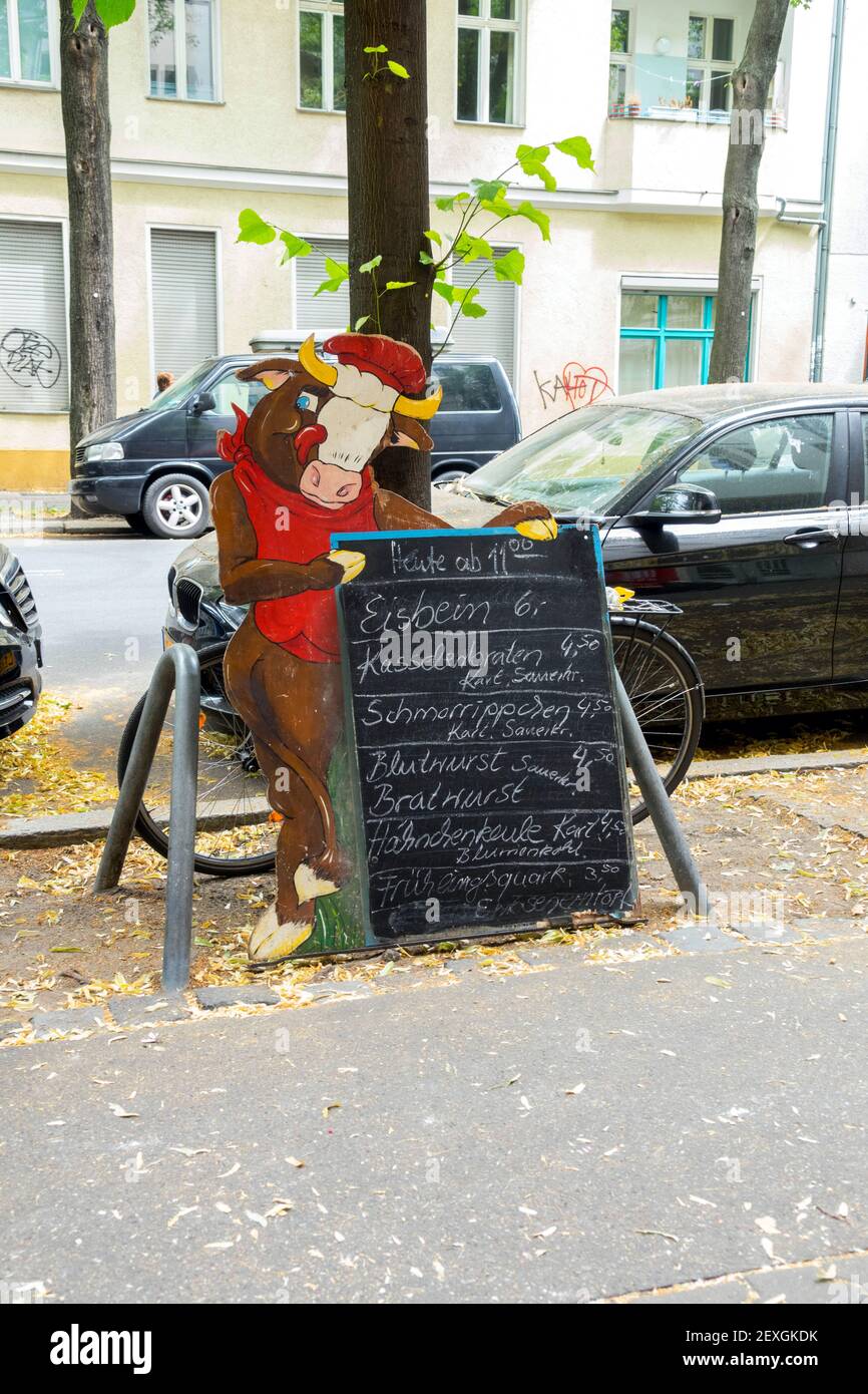 Berlin Neukoln Street Menu dans un restaurant folklorique local chambre Banque D'Images